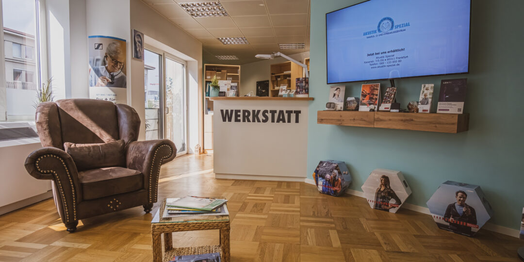 Das Foto zeigt den Wartebereich und die Werkstatt von Akustik Spezial - Hörgeräteakustiker in Frankfurt am Main